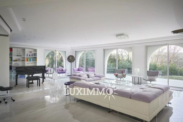 Image No.7-8 Bed House for sale
