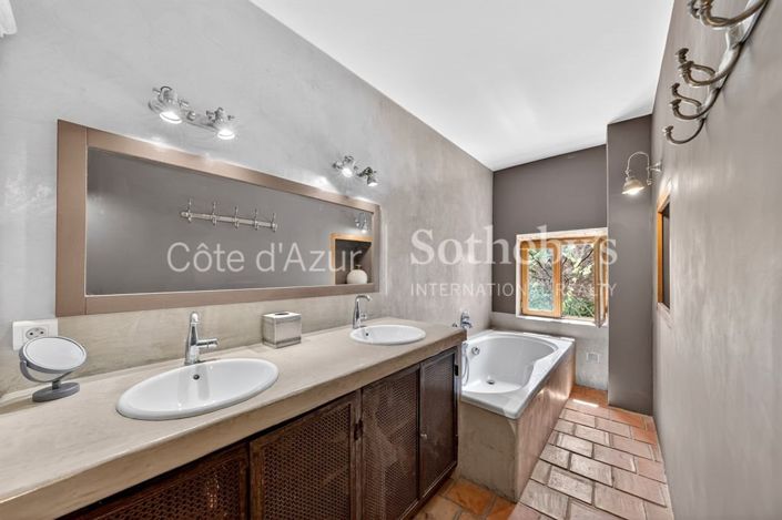 Image No.12-3 Bed Property for sale