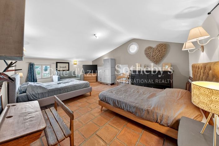 Image No.13-3 Bed Property for sale
