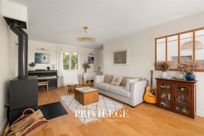 Image No.6-5 Bed House for sale