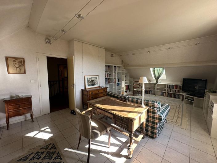 Image No.16-6 Bed House for sale
