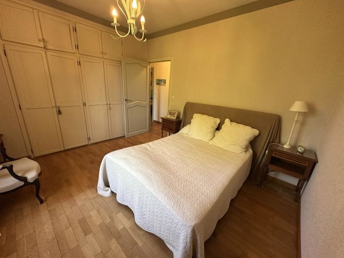 Image No.9-6 Bed House for sale