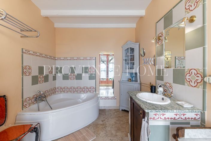 Image No.17-6 Bed Property for sale