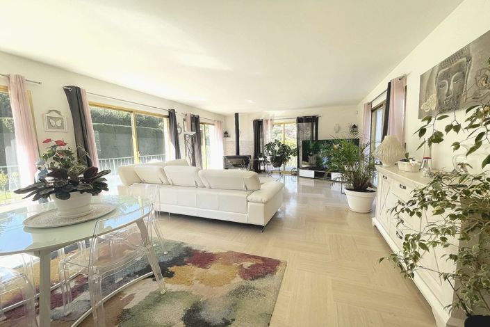 Image No.20-7 Bed House for sale