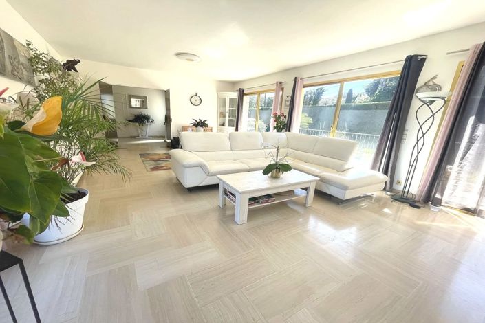 Image No.8-7 Bed House for sale