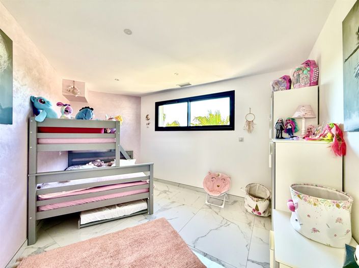 Image No.17-3 Bed House for sale