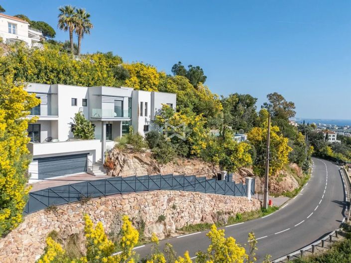 Image No.17-5 Bed House for sale