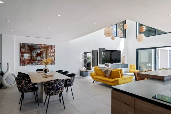 Image No.5-5 Bed House for sale