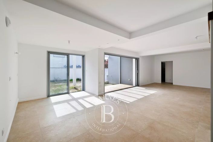 Image No.6-4 Bed House for sale