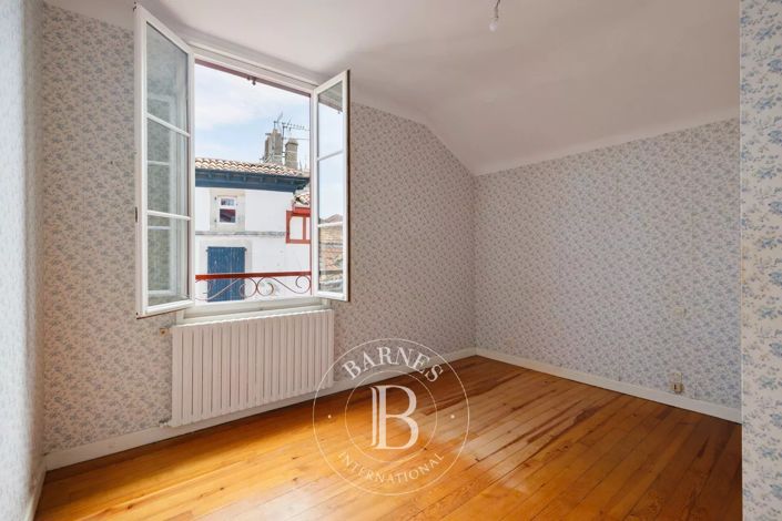 Image No.10-3 Bed Apartment for sale