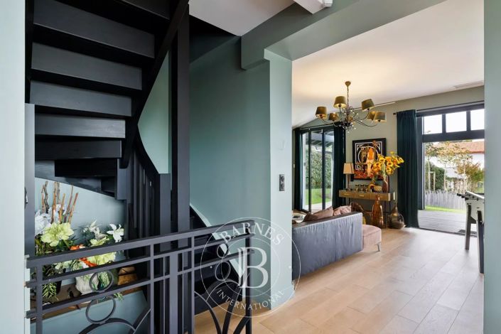 Image No.18-10 Bed House for sale