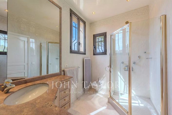 Image No.25-5 Bed House for sale