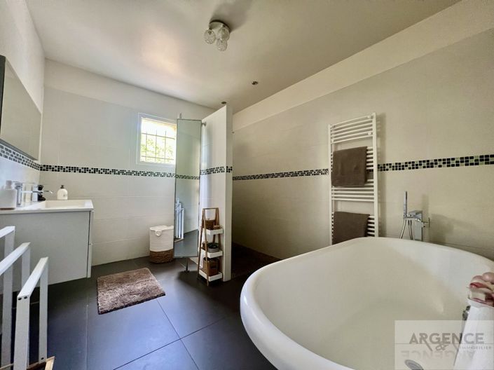Image No.15-5 Bed Property for sale