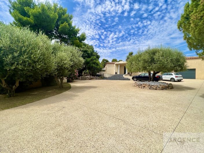 Image No.19-5 Bed Property for sale
