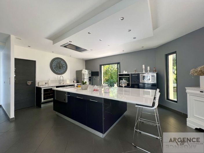 Image No.7-5 Bed Property for sale