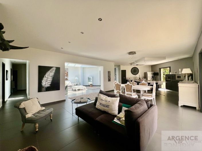 Image No.8-5 Bed Property for sale
