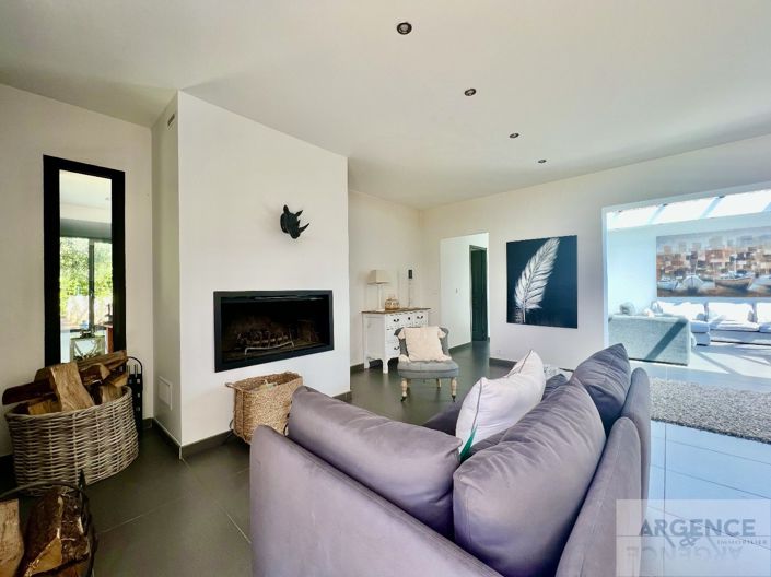 Image No.9-5 Bed Property for sale
