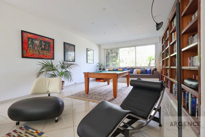 Image No.10-5 Bed Property for sale