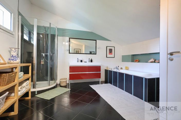 Image No.16-5 Bed Property for sale
