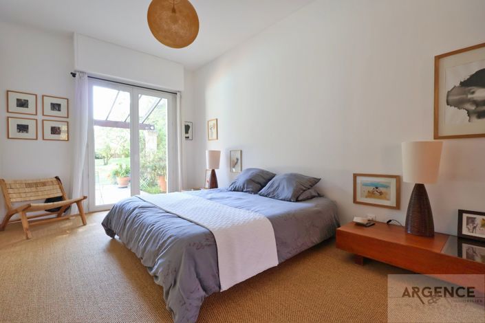 Image No.20-5 Bed Property for sale