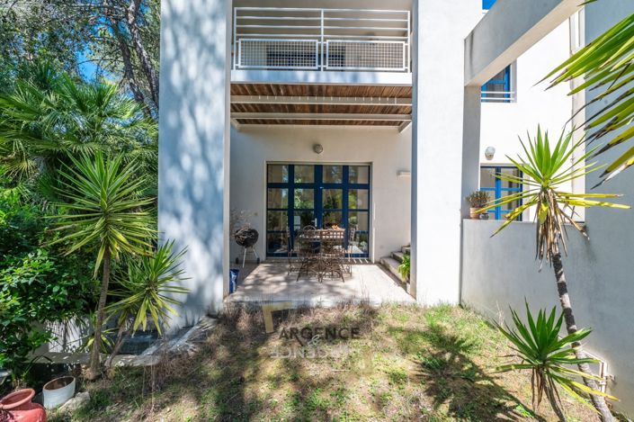 Image No.2-4 Bed House for sale