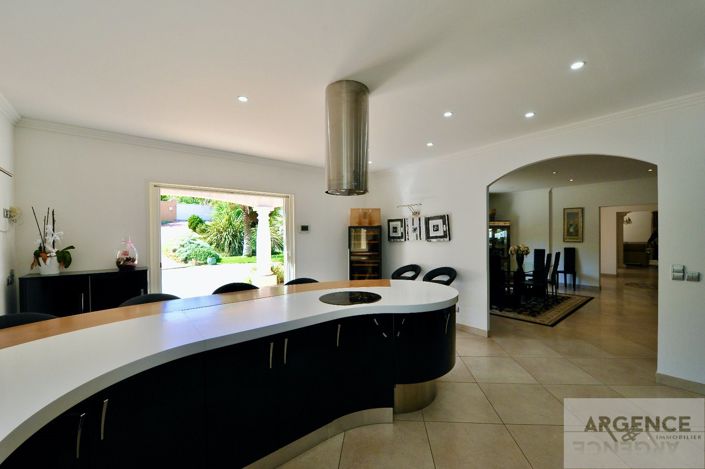 Image No.10-5 Bed Property for sale