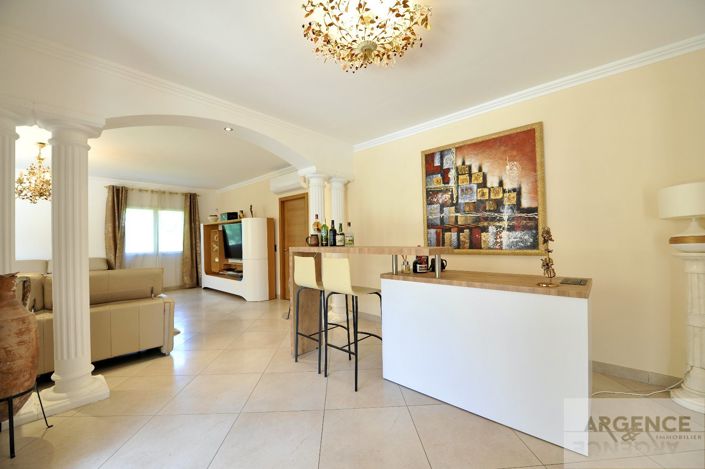Image No.12-5 Bed Property for sale