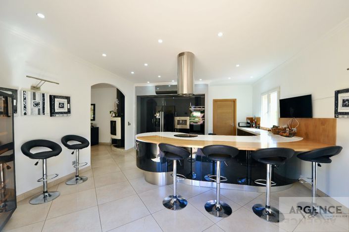 Image No.5-5 Bed Property for sale