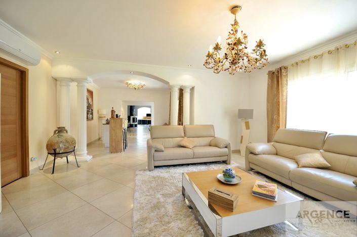 Image No.6-5 Bed Property for sale