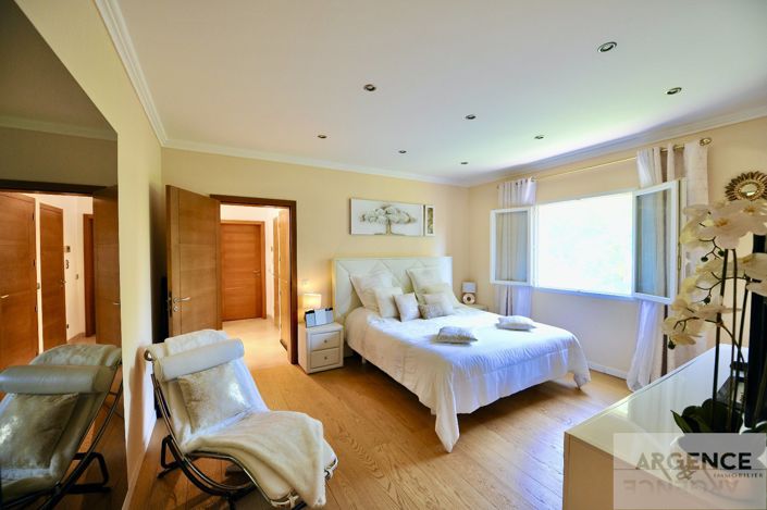 Image No.8-5 Bed Property for sale