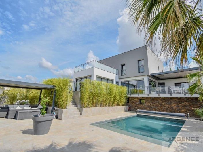 Image No.2-4 Bed Property for sale