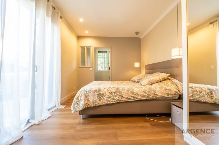 Image No.7-5 Bed House for sale