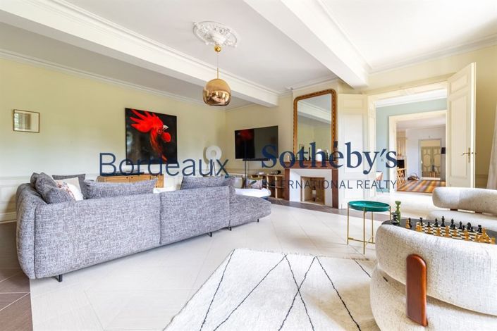 Image No.10-9 Bed Property for sale