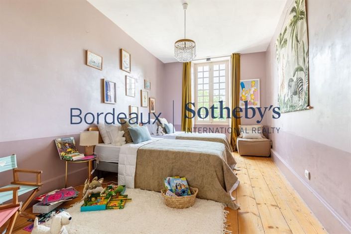 Image No.17-9 Bed Property for sale