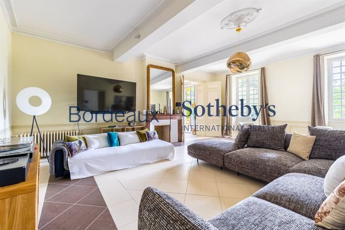 Image No.9-9 Bed Property for sale