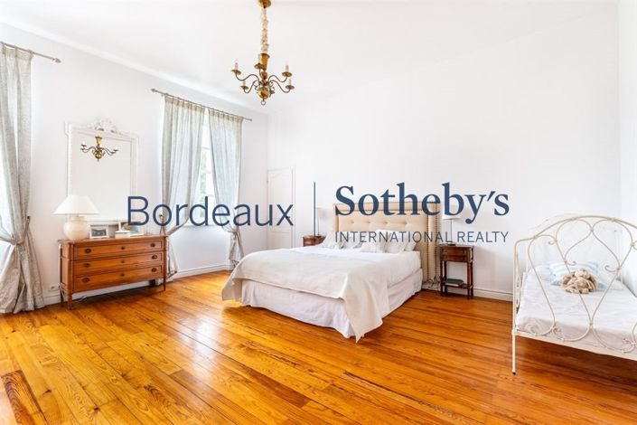 Image No.14-7 Bed Property for sale