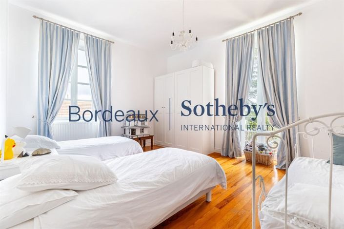Image No.17-7 Bed Property for sale