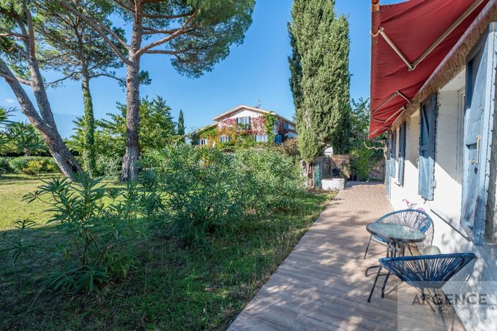 Image No.2-18 Bed Property for sale