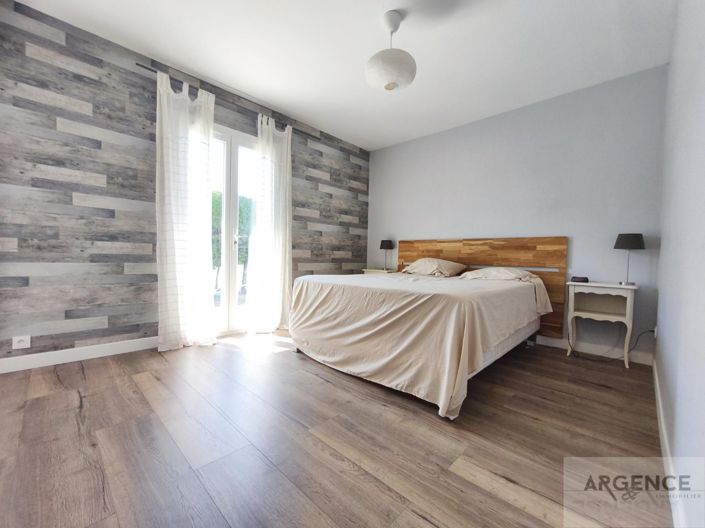 Image No.12-5 Bed Property for sale