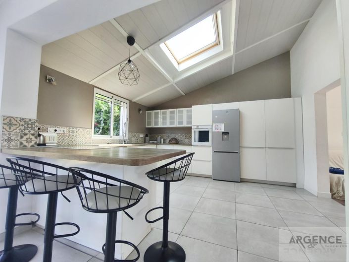 Image No.8-5 Bed Property for sale