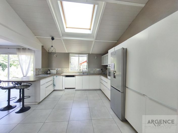 Image No.9-5 Bed Property for sale
