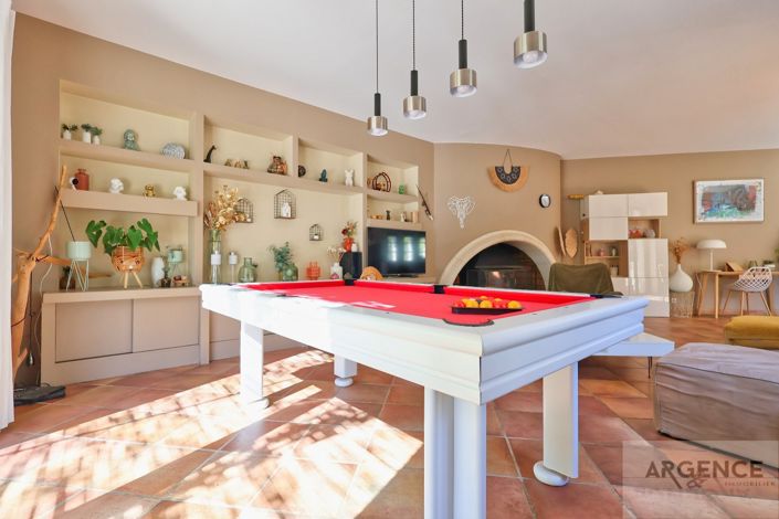 Image No.10-6 Bed Property for sale