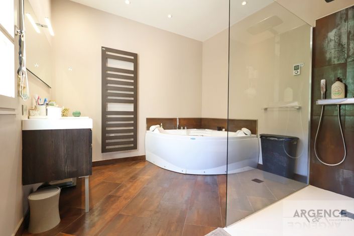 Image No.14-6 Bed Property for sale