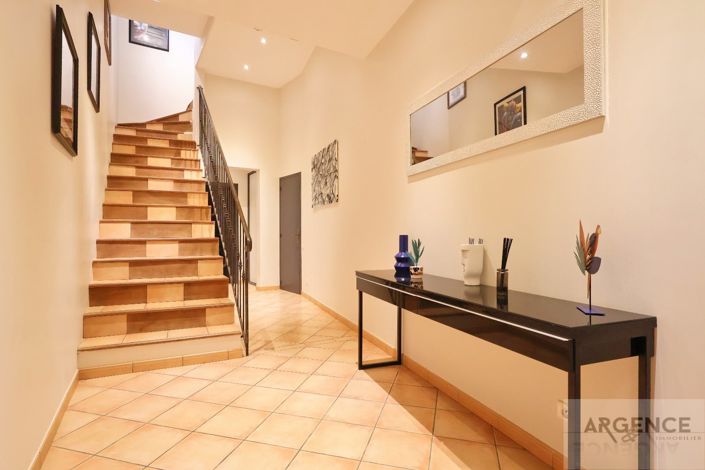 Image No.16-6 Bed Property for sale