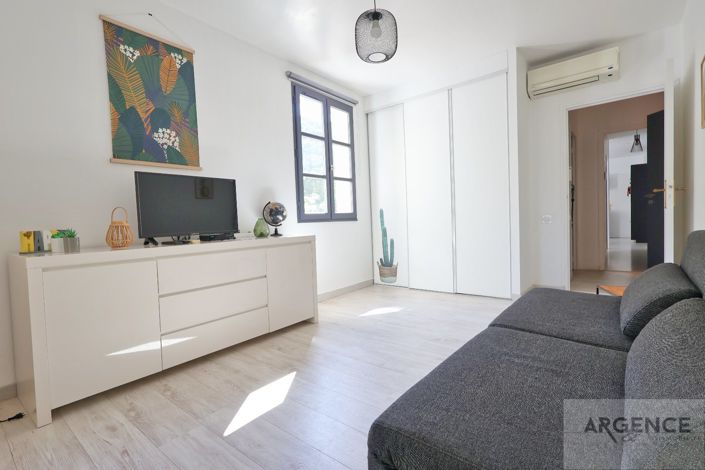 Image No.18-6 Bed Property for sale