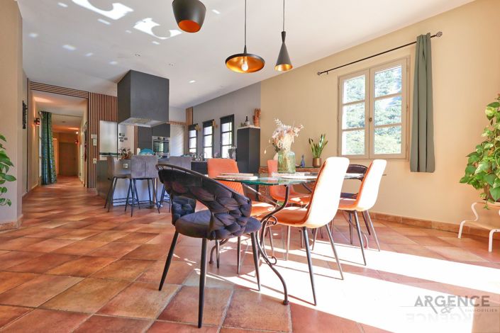 Image No.6-6 Bed Property for sale
