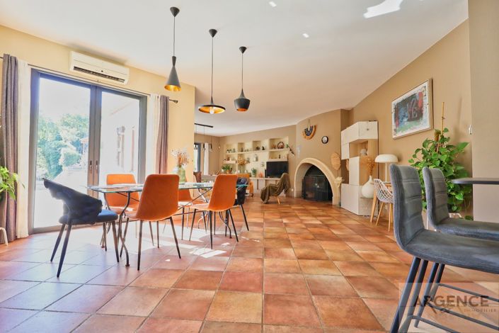 Image No.8-6 Bed Property for sale