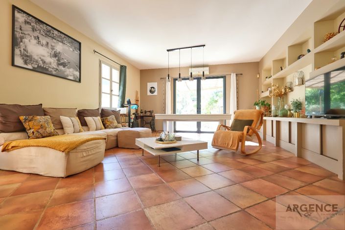 Image No.9-6 Bed Property for sale