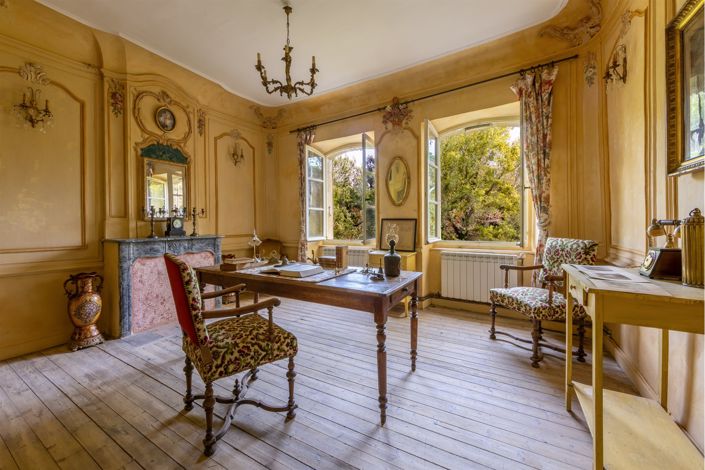Image No.5-9 Bed Property for sale