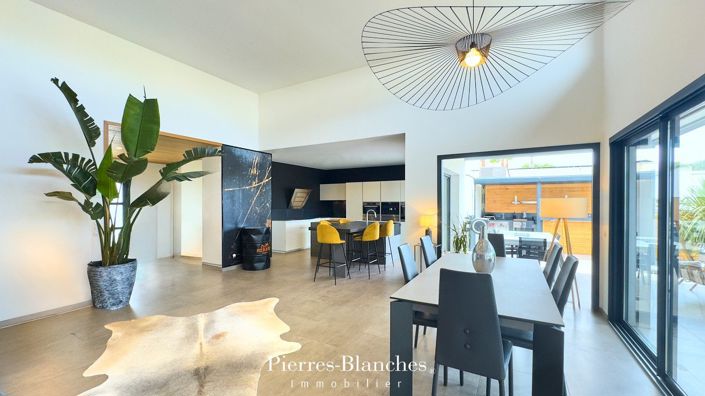 Image No.2-5 Bed House for sale